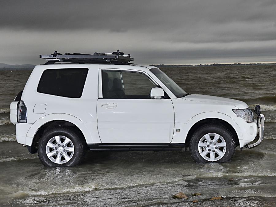  Mitsubishi Pajero SWB Legend 2014 года  (фото 10 из 19)